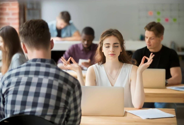 Ilustrasi calm businesswoman meditating yoga pose modern. Sumber: Shutterstock