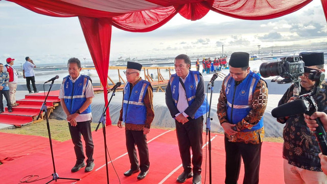 Wapres Ma'ruf Amin (kedua kiri) didampingi Menteri KKP Wahyu Trenggono panen udang perdana di Taman Budidaya Udang Berbasis Kawasan di Kebumen. Foto: Annisa Thahira Madina/kumparan