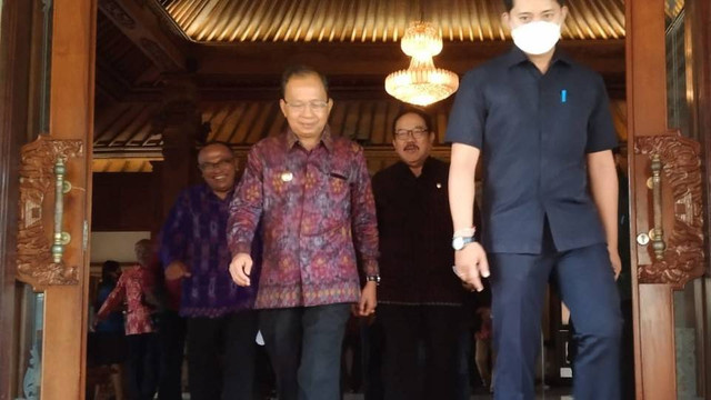 Gubernur Bali Wayan Koster (kiri) saat berada di Gedung DPRD Bali, Senin (26/6/2023) - KAD