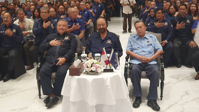 Ketum NasDem Surya Paloh (tengah) di DPW NasDem Bali, Senin (26/6). Foto: Dok. Istimewa