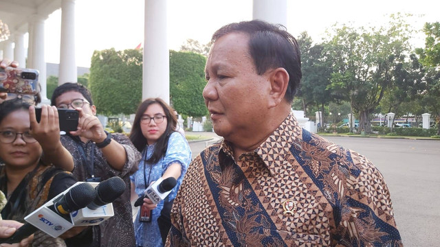 Menhan Prabowo Subianto di Pilar Istana Kepresidenan memakai batik khas Solo. Foto: Nadia Riso/kumparan
