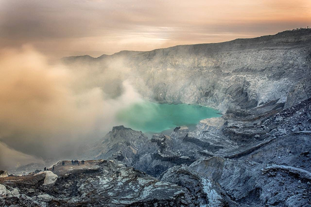 Danau Tiga Warna di Flores/Foto Hanya Ilustrasi Bukan Tempat Sebenarnya, https://www.pexels.com/photo/crater-fog-lake-landscape-235763/
