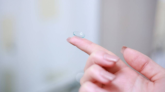 Cara Melepas Softlens dari Mata. Foto: Pixabay/slavoljubovski