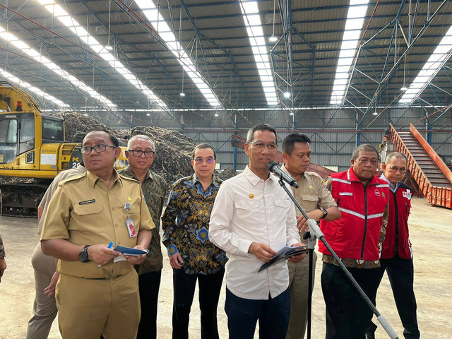 Pj Gubernur DKI Jakarta Heru Budi Hartono di RDF Bantargebang, Bekasi, Jawa Barat, Selasa (27/6/2023). Foto: Haya Syahira/kumparan