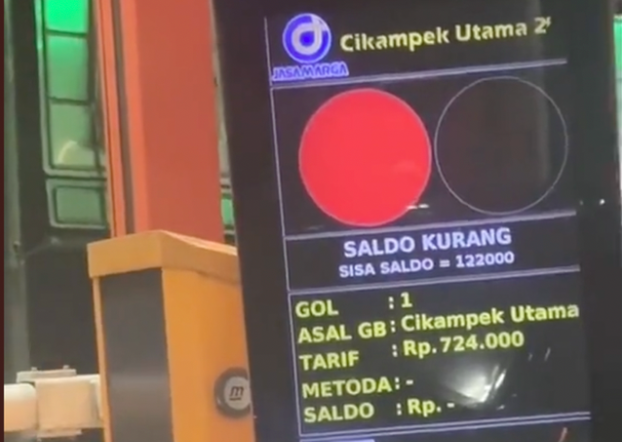 Tangkapan layar akun TikTok @erlanggaleo menunjukkan tarif tol Rp 724.000 yang dikenakan kepadanya saat melintas Tol Cikampek. Foto: kumparan