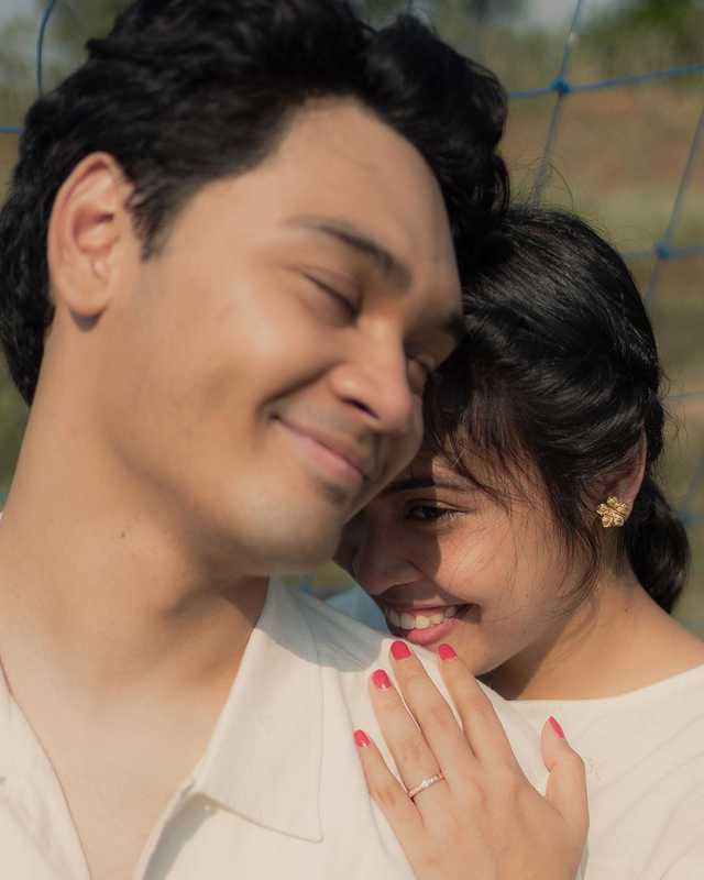 Musisi Mikha Angelo resmi bertunangan dengan pebulu tangkis Gregoria Mariska Tunjung.  Foto: Instagram/@gregoriamrska