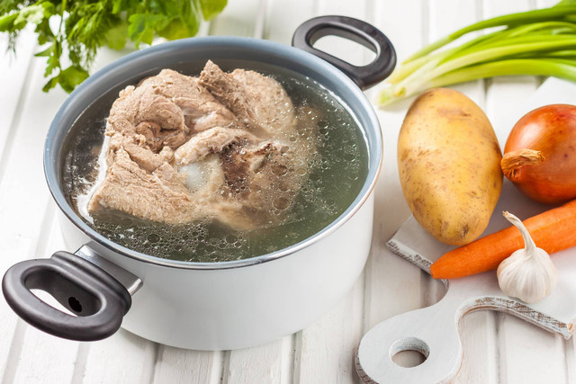 Ilustrasi merebus daging. Foto: SEAGULL_L/Shutterstock