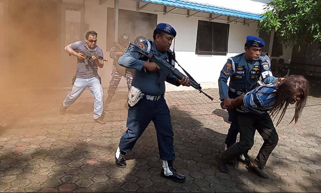 Tim gabungan saat berhasil menangkap kelompok teroris yang menyabotase dan menyandera seorang prajurit yang sedang bertugas menjaga gedung Satkom Lanal Cirebon dalam simulasi latihan. Foto : Tarjoni/Ciremaitoday
