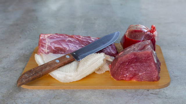 Ilustrasi daging dan jeroan. Foto: NATTHAWAT PHROMTHAISONG/Shutterstock