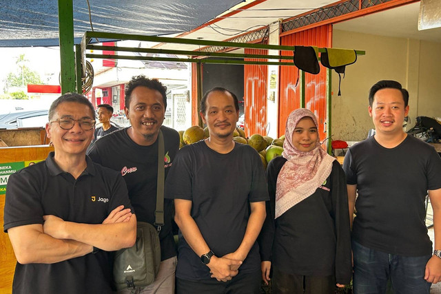 Head of Merchant Business Bank Jago, Vincent C. Soegianto dan Satria S. Alim, pemilik usaha Ratu Degan Indonesia, Selasa (27/6/2023). Foto: Nabil Jahja/kumparan