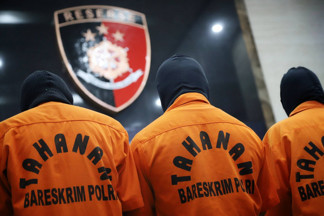 Tersangka kasus jaringan internasional Tindak Pidana Perdagangan Orang (TPPO) dihadirkan dalam konferensi pers Bareskrim Polri, Jakarta, Selasa (27/6/2023). Foto: Jamal Ramadhan/kumparan