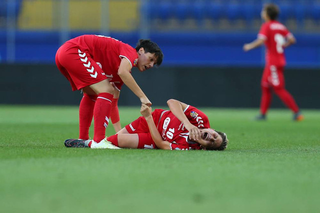 Ilustrasi Pemain Sepak Bola Wanita Cedera. Foto: Shutterstock