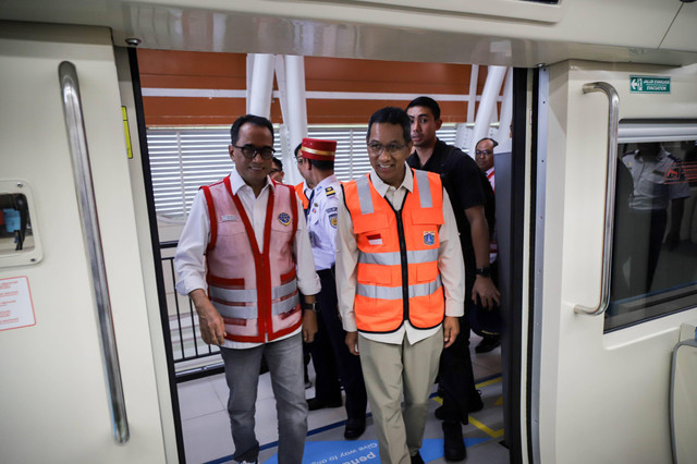 Menteri Perhubungan Budi Karya Sumadi dan Pj. Gubernur DKI Jakarta Heru Budi Hartono Meninjau LRT Jabodebek di Stasiun LRT Dukuh Atas, Jakarta Selatan, Rabu (28/6/2023). Foto: Jamal Ramadhan/kumparan