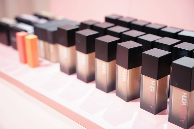 Peluncuran Huda Beauty di Indonesia di Alila SCBD, Jumat (16/6/2023).
 Foto: Huda Beauty