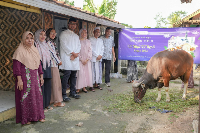 Andi Taufan Garuda Putra selaku Founder & CEO Amartha (tengah), Budhi Siswoadji, Chief Operation Officer Amartha (paling kanan), bersama Kyai Miftahul Anwar (kedua dari kanan) selaku Ketua Pondok Pesantren Nurul Furqon dan perwakilan mitra UMKM Amartha dalam acara seremonial penyerahan hewan kurban di Ciseeng, Jawa Barat.