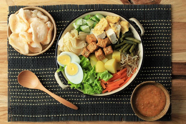 Menu gado-gado yang sehat dan kaya dengan rasa gurih dan manis pada bumbunya.  Foto: Shutterstock