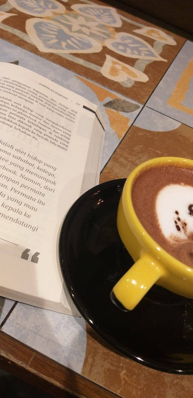 Source : Personally Documentation, Mengisi waktu luang ditemani kopi dan buku