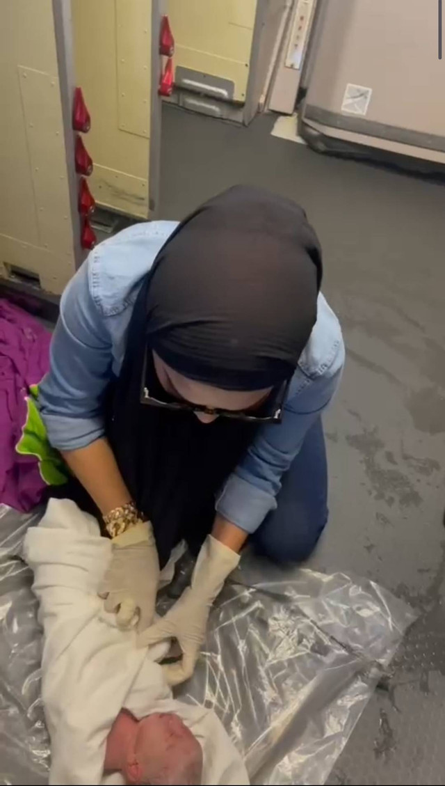 Yulia (46) warga Kota Malang membantu proses persalinan seorang perempuan yang melahirkan di dalam pesawat Pelita Air pada Selasa (27/6/2023). Foto: Dok. Istimewa