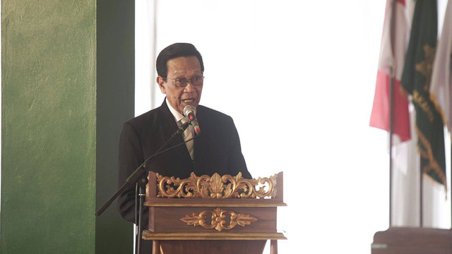 Raja Keraton Yogyakarta, Sri Sultan Hamengku Buwono (HB) X, saat memberikan sambutan penganugerahan gelar Doktor Honoris Causa (HC) untuk GKR Mangkubumi dari NIU, AS, di Pendopo Kampus Terpadu Universitas Widya Mataram (UWM), Rabu (28/6). Foto: Arif UT