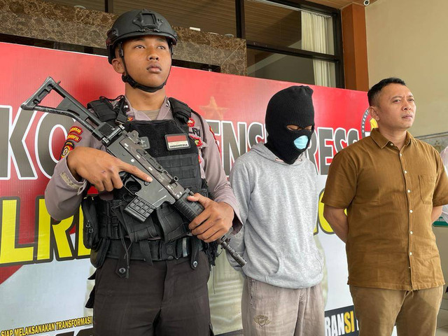 Polisi menunjukkan tersangka RSE (13) kepada awak media dalam gelar perkara di Mapolres Temanggung, Rabu (28/6/2023). Foto: Ari/Tugu Jogja