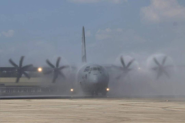 Pesawat C-130J Super Hercules yang dipesan Kementerian Pertahanan Republik Indonesia, telah mendarat dengan selamat di Lanud Halim Perdanakusuma, Jakarta, Rabu (28/6/2023). Foto: Instagram/@militer.udara