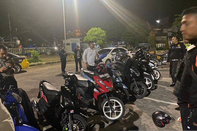 Polres Sukabumi Kota menahan tiga pemuda akibat membawa sajam jenis Celurit. Foto: ANTARA/ Aditia Aulia Rohman
