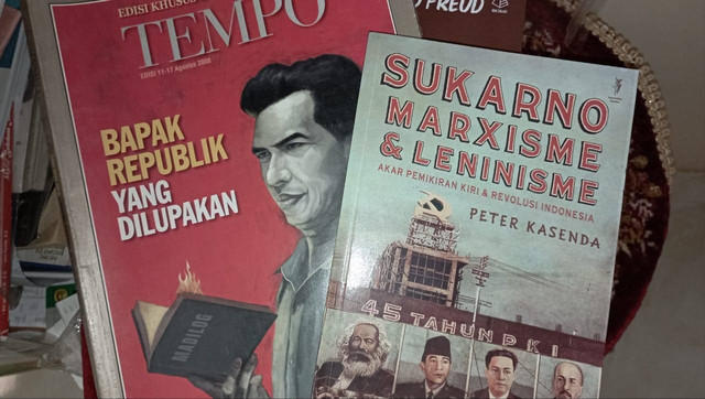 Ilustrasi majalah bertemakan Tan Malaka terbitan Tempo dan buku "Sukarno, Marxisme, & Leninisme" karya Peter Kasenda. (foto: dokumen pribadi)