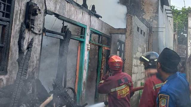 Kebakaran melanda pemukiman di kawasan Jakasampurna, Bekasi, Jawa Barat, Kamis (29/6). Foto: Dok. Istimewa