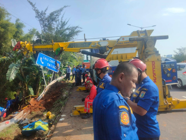 Truk nyemplung ke kali di sekitar tol JORR daerah Kembangan. Sopir kini dibawa ke rumah sakit terdekat, Kamis (29/6).  Foto: Dok. Istimewa