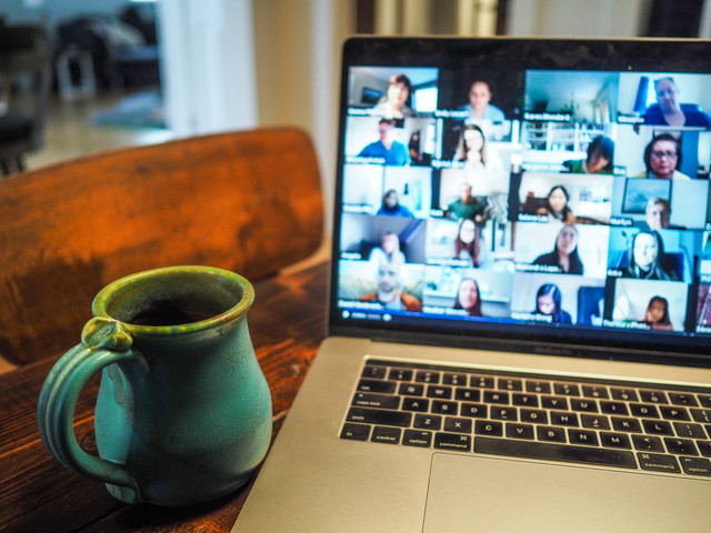 Ilustrasi Gambar Cara Merekam Zoom di Laptop, Unsplash/Chris Montgomery