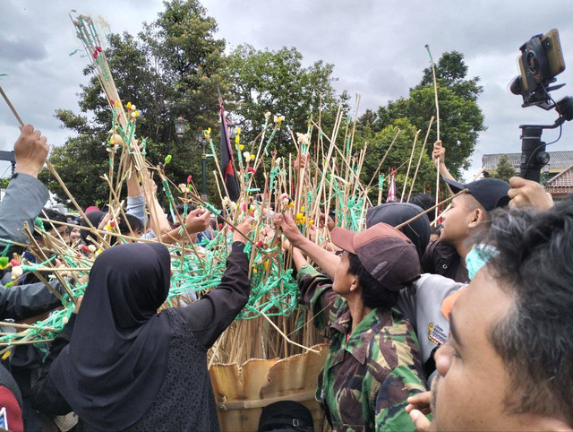 Suasana rebutan gunungan Garebeg Besar yang digelar Keraton Yogyakarta. Foto: Maria Wulan/Tugu Jogja