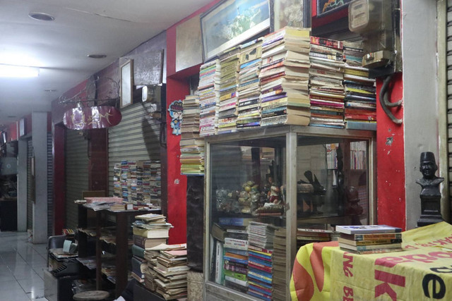 Tampak depan toko buku bekas antik milik Edi di Pasar Antik Cikapundung (Nasywa Athifah)