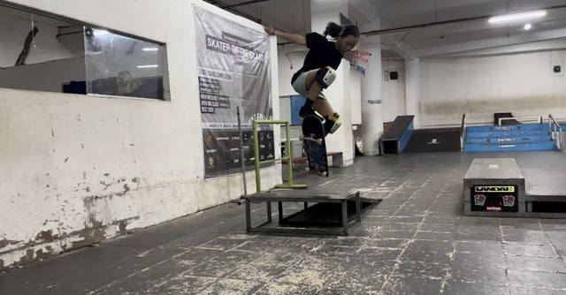 Skater perempuan bermain skateboard tanpa rasa takut. Sumber: Dokumentasi Pribadi