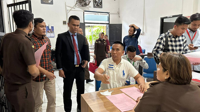 AKBP Achiruddin Hasibuan diserahkan ke Kejari Medan usai berkas perkara penganiayaan dan gudang solar ilegal dinyatakan lengkap, Selasa (27/6/2023). Foto: Dok. Polda Sumut