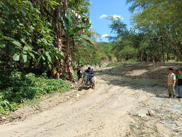 Membawa hewan kurban harus menempuh sekitar 30 menit dengan melewati sungai untuk menyapa warga Dusun Kedung Udal, Padas, Grobogan, Jawa Tengah. (Kamis, 29/06/2023)