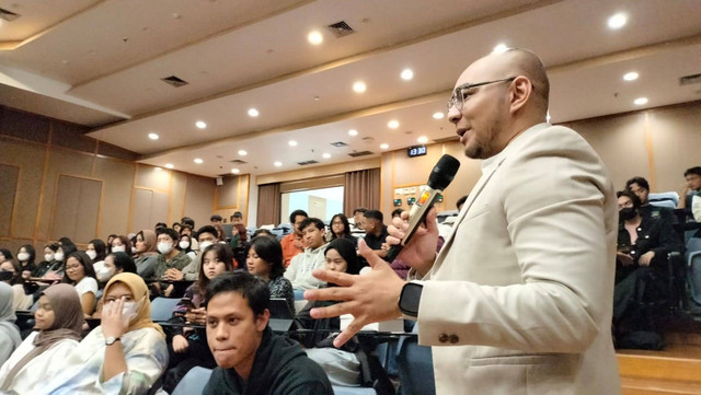 Steve Saerang saat mengisi kuliah tamu tentang komunikasi dan negosiasi bisnis di Kampus SBM ITB, Bandung, pada Selasa (27/6).