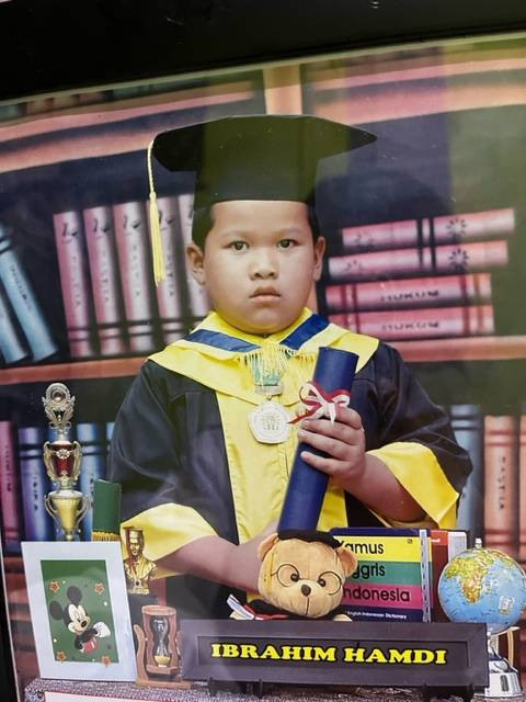 Ibrahim Hamdi (8), bocah kelas 1 SD di Medan yang tewas usai diduga dianiaya dan dibully 5 kakak kelas. Foto: Tri Vosa/kumparan