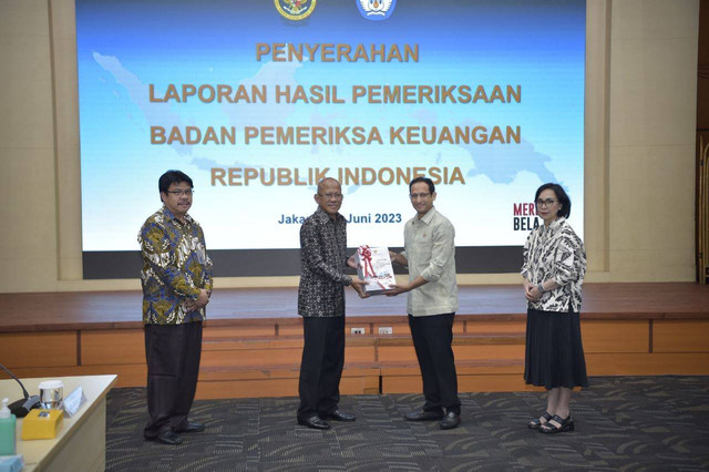 Menteri Kementerian Pendidikan, Kebudayaan, Riset, dan Teknologi (Mendikbudristek) Nadiem Makarim saat menerima penghargaan opini WTP dari Anggota VI BPK RI Pius Lustrilanang. Senin (26/6). Foto: Kemendikbudristek