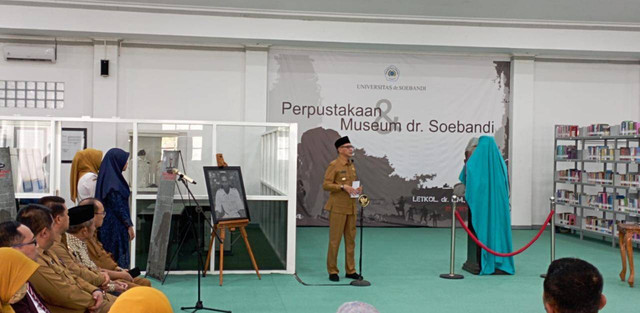 Wakil Bupati Jember Gus Firjaun saat meresmikan museum dan perpustakaan Letkol dr. RM Soebandi. Foto: Dok. Istimewa
