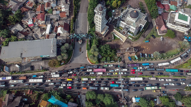 Foto udara kepadatan kendaraan di Simpang Gadog menuju kawasan wisata Puncak, Kabupaten Bogor, Jawa Barat, Sabtu (1/7/2023). Foto: ANTARA FOTO/Yulius Satria Wijaya