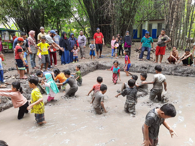 Bermain lumpur jadi salah satu kegiatan seru di Kampung Lali Gadget. Foto-foto: Amanah Nur Asiah/Basra