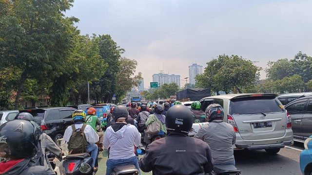 Arus lalu lintas di sekitaran GBK macet imbas perayaan Hari Bhayangkara, Sabtu (1/7). Foto: Jonathan Devin/kumparan