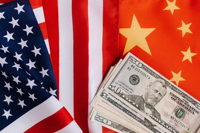 Potret bendera China (kanan) dan bendera Amerika Serikat (kiri) (pexels/Karolina Grabowska)