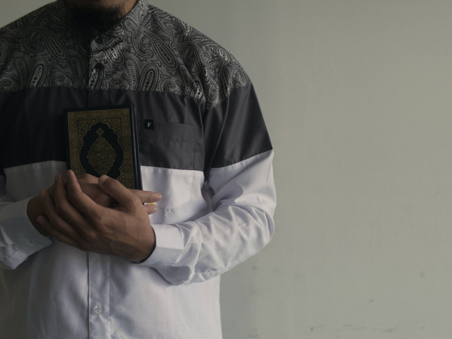 Ilustrasi Antonim Takzim. Foto: dok. Masjid Pogung Dalangan (Unsplash)Kata takzim kerap dijumpai dalam berbagai bacaan, khususnya bacaan yang terkait dengan agama Islam. 