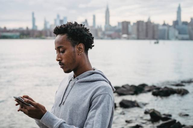 Ilustrasi alasan kenapa cowok tidak mau chat duluan, sumber foto: William Fortunato by pexels.com