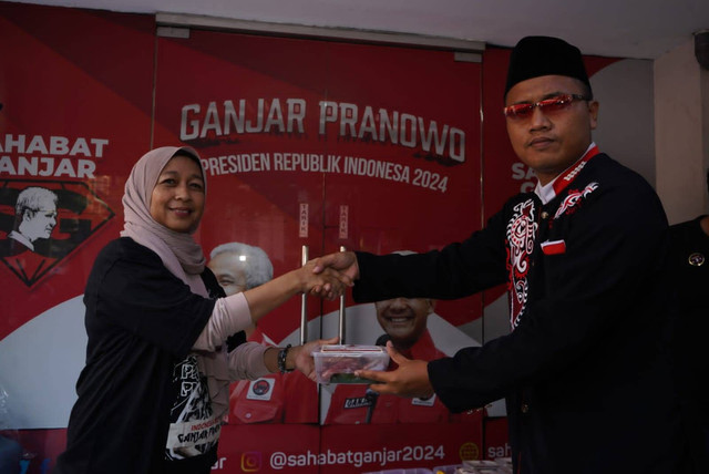 Sahabat Ganjar bagi-bagi daging kurban di Depok dan Jaksel Foto: Dok. Istimewa