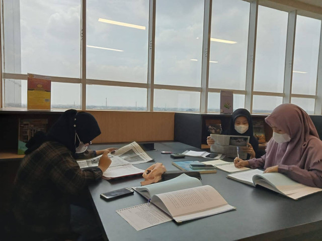 Ilustrasi Mengerjakan Tugas Kuliah. Sumber: Foto Pribadi