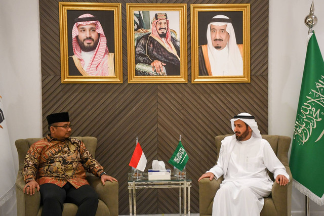 Menteri Agama Yaqut Cholil Qoumas berbincang dengan Menteri Haji dan Umrah Saudi Taufiq F Al Rabiah (kanan) saat melakukan pertemuan bilateral di Mekah, Arab Saudi, Jumat (30/6/2023). Foto: Wahyu Putro A/ANTARA FOTO
