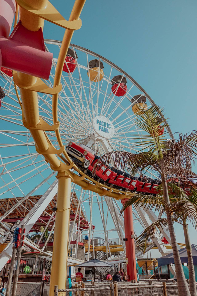 Wahana Halilintar Dufan/Foto hanya ilustrasi, https://www.pexels.com/photo/amusement-rides-under-blue-sky-10941793/