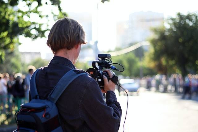Ilustrasi Kata-Kata tentang Jurnalis, Foto: Jana Shnipelson / Unsplash